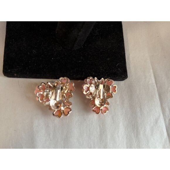 Vintage Clip On Pink Flower Earrings Goldtone Beatiful - Picture 3 of 3